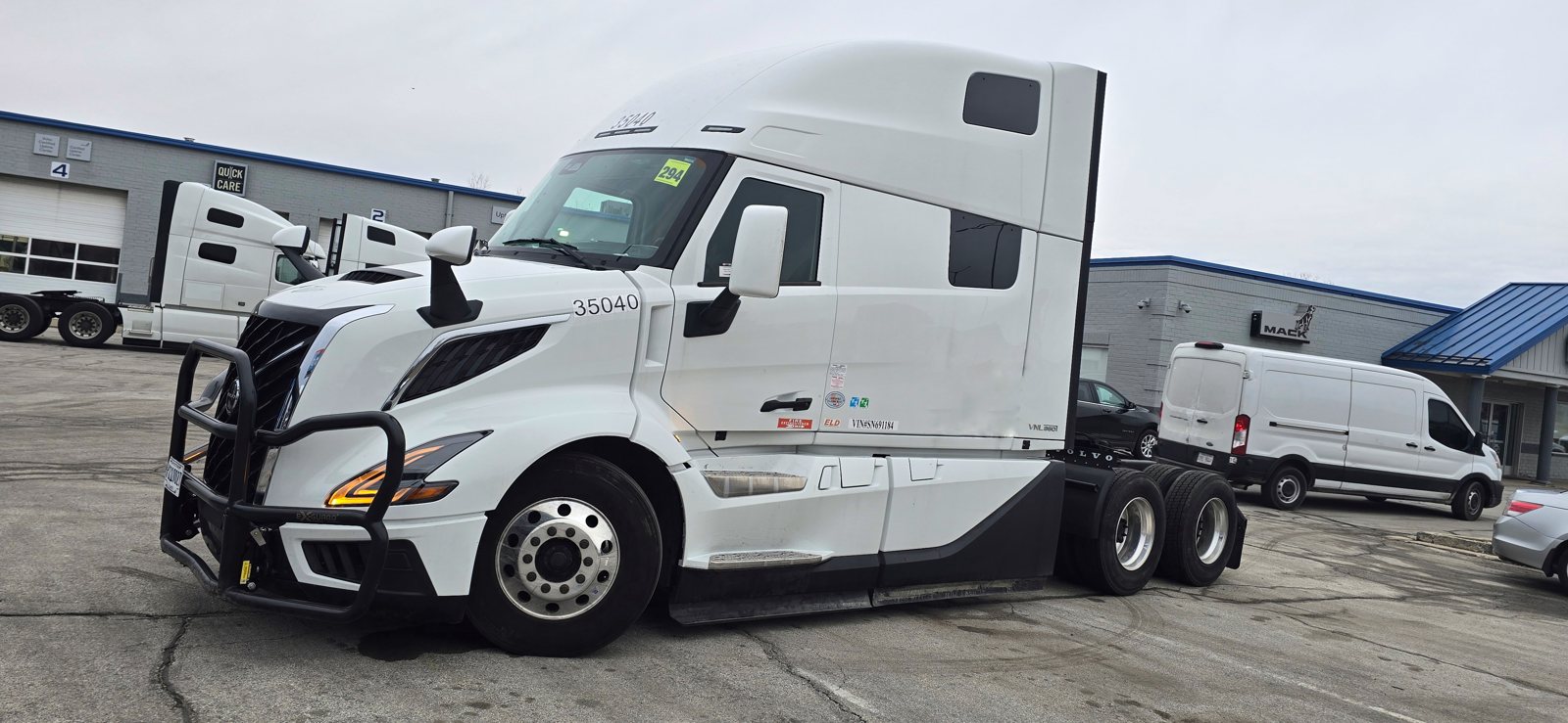 Side view of Volvo VNL 860, unit 35040